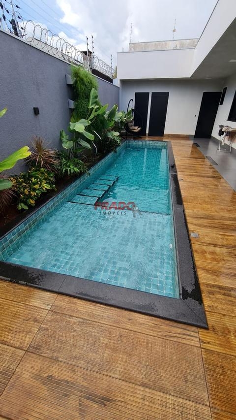Casa à venda em Maringá, Jardim Tropical, com 3 suítes, com 220 m²
