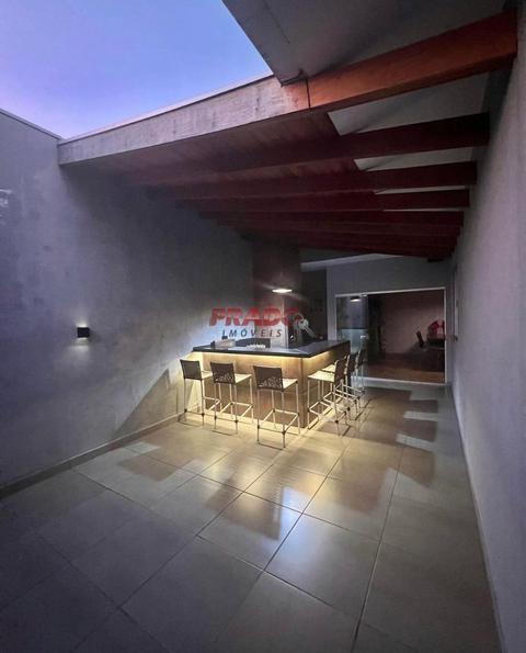 Casa à venda em Maringá, Conjunto Habitacional Karina, com 3 quartos, com 200 m²
